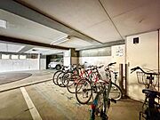 【駐輪場】　屋根付きの駐輪場は雨の日などにとても重宝します