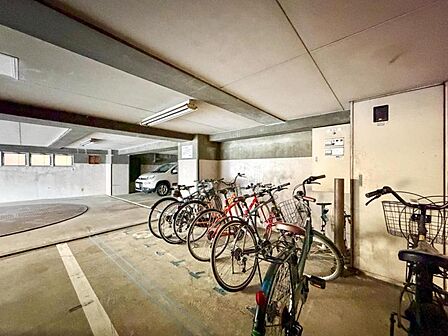 【駐輪場】 屋根付きの駐輪場は雨の日などにとても重宝します