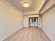 【洋室：4.7帖】バルコニーに面しており、開放感のある空間です