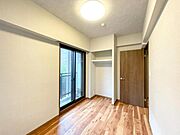 【洋室：5.7帖】　仕事や趣味のスペースとしても活用できる、多用途に使える部屋。