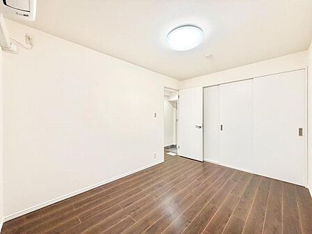 【洋室:5.3帖】 一日の疲れをいやしてくれる主寝室。時を忘れて過ごす場所として過ごせるお部屋です