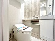 【トイレ】　手洗いカウンターがあることで、トイレ空間に余白と落ち着きが生まれます。機能性だけでなく、インテリアとしての美しさも感じられる設計です。