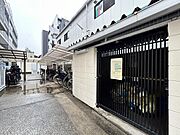 【エントランス】住環境の良さを感じられる入口部分。