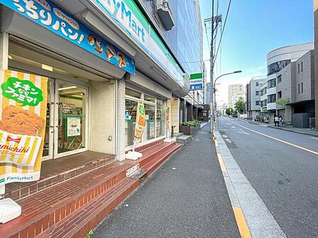 【周辺】 コンビニも近くちょっとした買い物も便利な立地