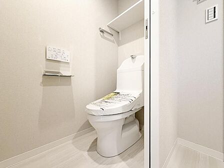 【トイレ】清潔感のあるシンプルで使いやすいトイレです。