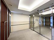 【エントランス】高級感のある佇まいが分譲マンションの魅力を引き立てます。