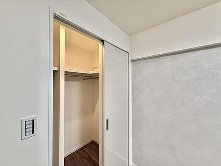 【収納】たっぷりの収納スペースが備わったWIC。大きな荷物もしっかり収納でき、住空間を広く有効的にお使いいただけます。