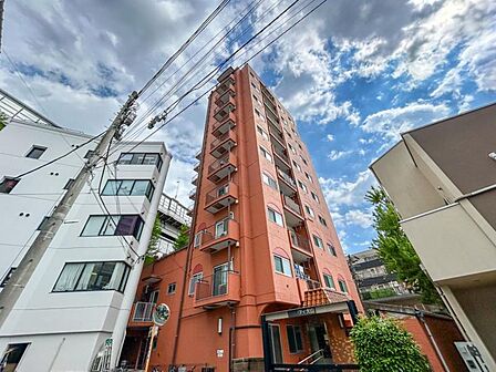 【外観】 陽光をたっぷりと取り込む明るい住空間。圧迫感がなく街並みに馴染む落ち着いた佇まい