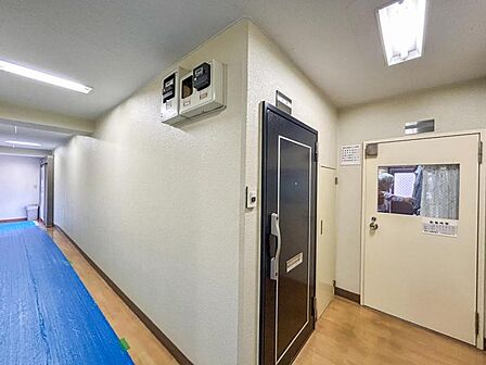 【エントランス】 清潔に保たれたエントランス。住人同士のゆるやかな交流を育む場。