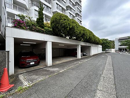【エントランス】 清潔感ある明るい入口空間が迎えてくれる