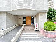 【エントランス】　清掃が行き届き、植栽も綺麗に整えられています。