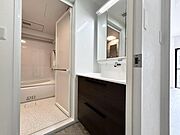 【洗面台】清潔感あふれる爽やかな空間。