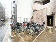 【駐輪場】　広くしっかりと区画分けされた駐輪場。管理も行き届いて使いやすそうです