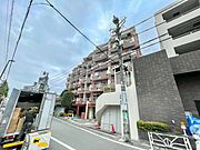 【外観】　周囲の街並みと調和する落ち着いた色調。上質な日常を予感させる。