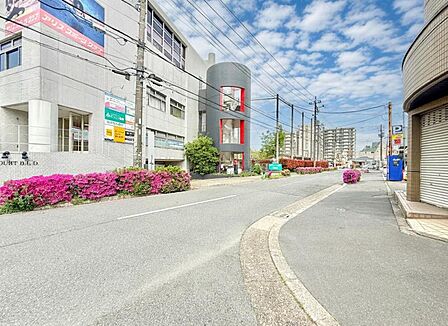 【前面道路】 幅員にゆとりある前面道路。視界が広がり、確かな開放感があります。