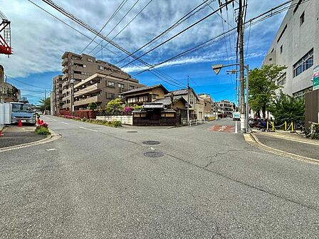 【前面道路】 綺麗に整備された前面道路。毎日通る道だからこそ嬉しい。
