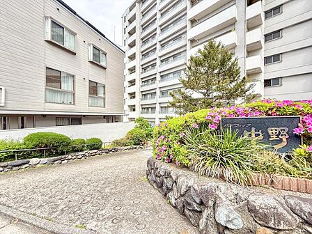 【エントランス】 「ただいま」を優しく包む、温かな光とゆとりあるエントランス。