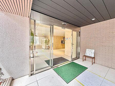 【エントランス】 管理の行き届いた清潔な空間。日々の安心感を支える確かな品質。