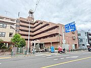 【外観】　青空に映える重厚な佇まい。都心の喧騒を忘れさせる端正な外観。