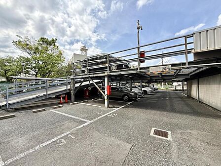 【駐車場】通勤やお出かけにも心強い敷地内スペース。