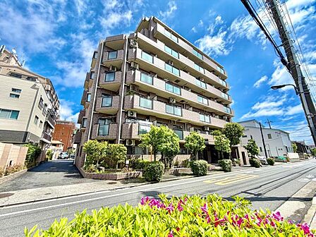 【前面道路】　幅員にゆとりある前面道路。視界が広がり、確かな開放感があります。