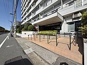【エントランス】住まいへと続く落ち着いた導入空間。