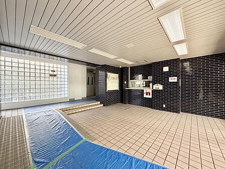 【エントランス】建物の印象を高める洗練された佇まい