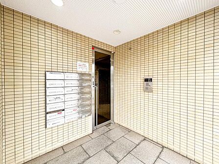 【エントランス】　清潔感のある明るいエントランスが、毎日の帰宅を心地よく迎えてくれます。