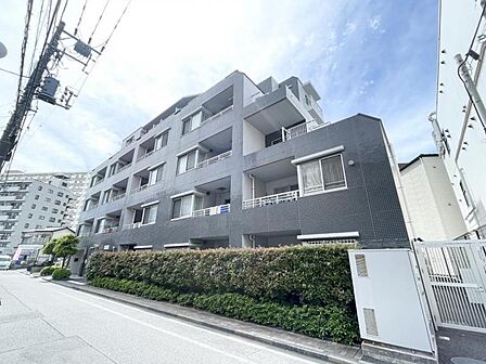 【外観】街並みに溶け込みながらも存在感を放つ外観