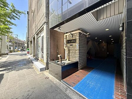 【外観】落ち着いた色合いで、周囲の街並みに馴染む外観です。