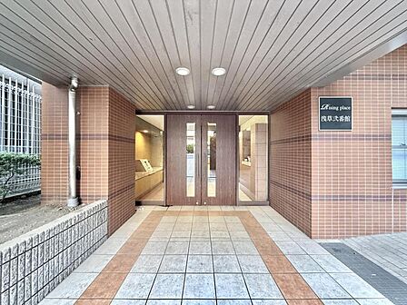 【エントランス】落ち着いた雰囲気が広がる空間です。