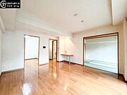 【LDK：15.2帖】　木のぬくもりが感じられるナチュラルな雰囲気に仕上がった室内。ふんだんに陽射しが注ぐ明るいリビングでは家族が自然と集い笑顔に。