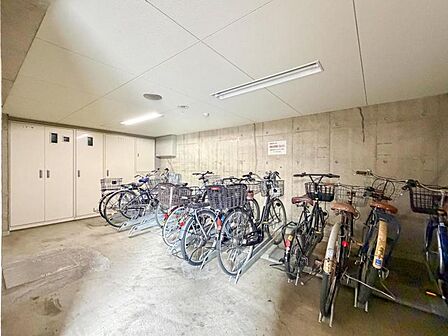 【駐輪場】 敷地内に整理された駐輪場があり、自転車の保管に便利。