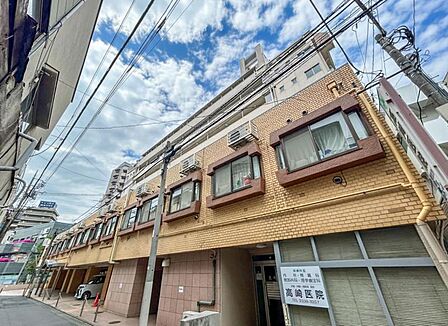 【外観】 青空に映える重厚な佇まい。都心の喧騒を忘れさせる端正な外観。