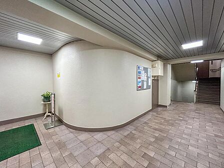 【エントランス】 管理の行き届いた清潔な空間。日々の安心感を支える確かな品質