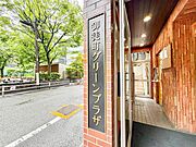 【エントランス】　「ただいま」を優しく包む、温かな光とゆとりあるエントランス。