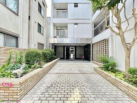 【エントランス】 しっかりと管理が行き届き開放感があり明るいマンションの顔