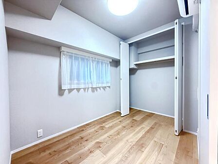 【洋室】　シンプルで落ち着いた洋室は、夫婦の寝室に。一日の終わりに、ほっとひと息つけるプライベート空間です。