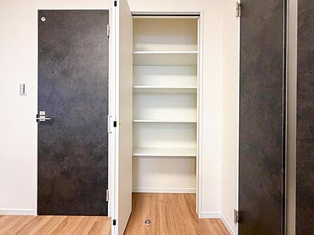 【収納】 使い勝手の良い収納が豊富で、物が多くてもスッキリ片付けられます。