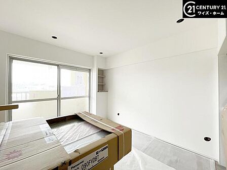 【LDK:14.4帖】温かみのあるフローリングと白い壁紙で、開放感を感じさせてくれるデザインとなっています