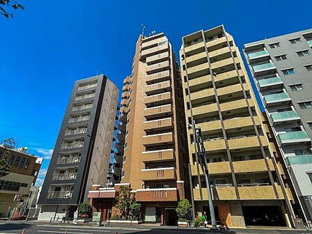 【外観】 都心に佇むスマートな外観。洗練された街並みに、静かに映える存在感です。