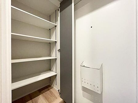 【収納】玄関には収納もたっぷりあるのでスッキリした衛生的な空間を保てそうです。