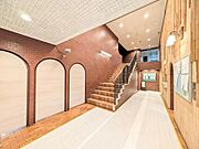 【エントランス】　清潔感のある明るいエントランスが、毎日の帰宅を心地よく迎えてくれます。