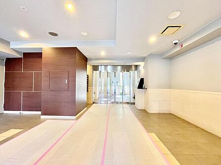 【エントランス】 清潔感のあるエントランス。住人同士のゆるやかな交流を育む場。