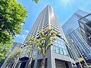 【外観】　陽光をたっぷりと取り込む明るい住空間。圧迫感がなく街並みに馴染む落ち着いた佇まい