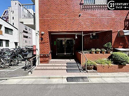【外観】落ち着いた色合いで、周囲の街並みに馴染む外観です。
