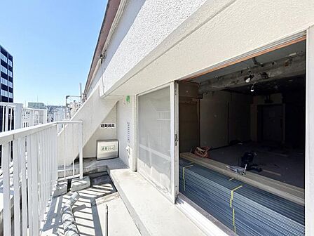 【バルコニー】心地よい風を感じながら過ごせる、ゆとりある空間です。