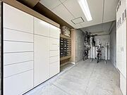 【エントランス】住まいの顔ともいえるエントランスは、上品で洗練された印象に仕上がっています。