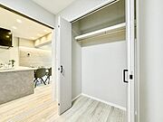 【収納】　大型のクローゼット完備。衣類だけではなく上部にバッグなどの小物、下部には季節の家電やスーツケース等スッキリと収納可能です