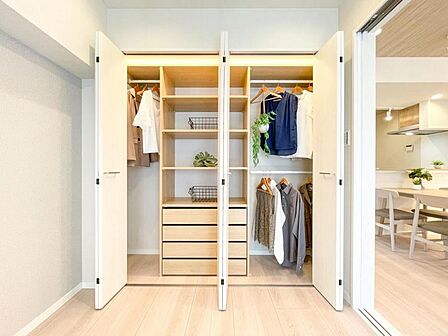 【収納】 大型のクローゼット完備。衣類だけではなく上部にバッグなどの小物、下部には季節の家電やスーツケース等スッキリと収納可能です